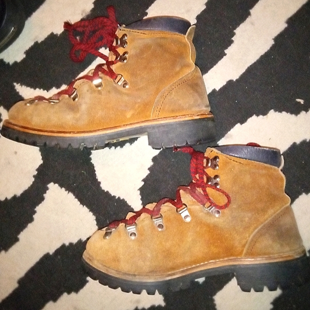 Vintage Hiking boots 7 women's Vibram Soles!